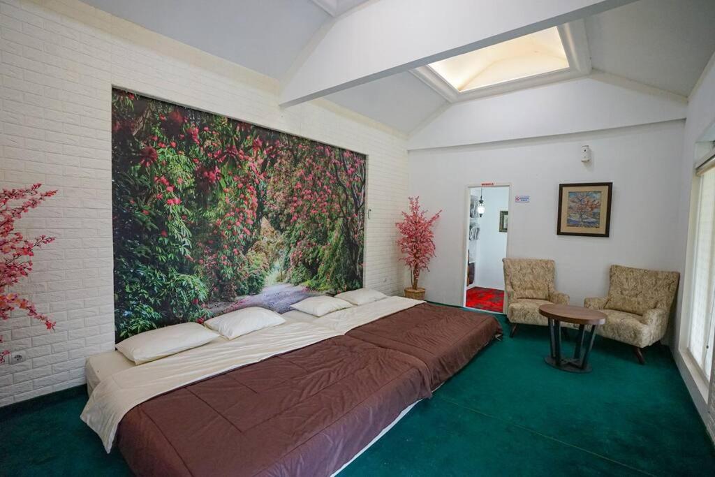 Villa Alaska Ciaro Nagreg, Pool, BBQ & Camping - Housity