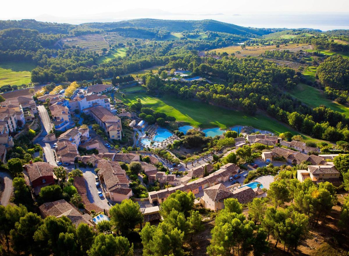 vue aérienne d'une propriété de villégiature avec piscine dans l'établissement Le Fregate Provence, à Bandol