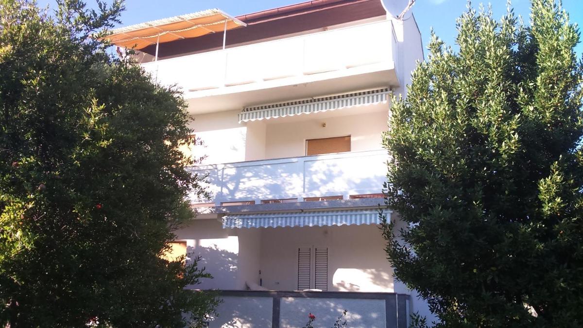 Apartments with a parking space Lopar, Rab - 17436 - Housity