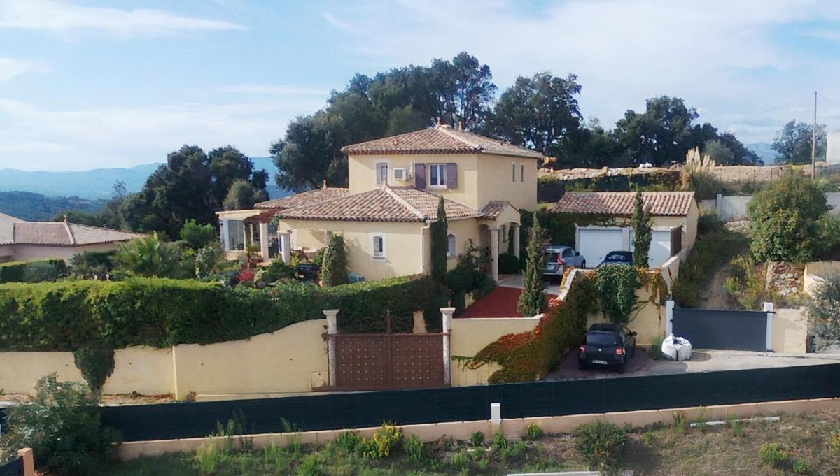 Les deux chênes à Tanneron village - Housity