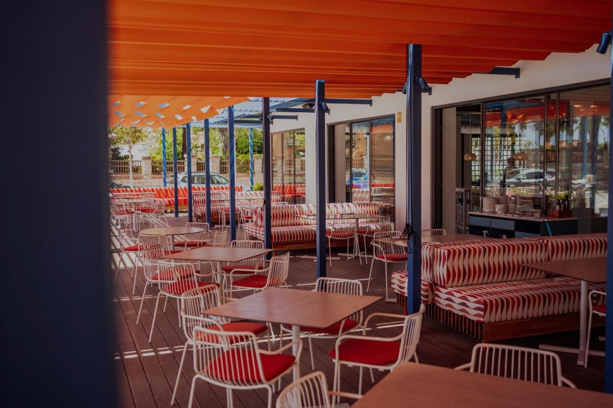 Un restaurante o sitio para comer en Blaumar Hotel