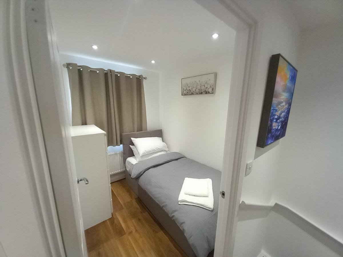 Modern 3bedroom house with Netflix&2private parking - Housity