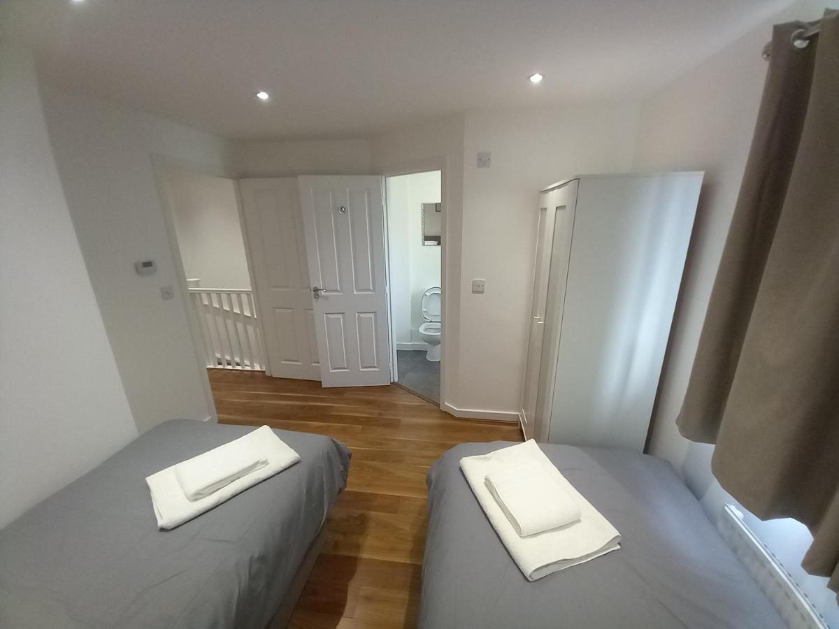 Modern 3bedroom house with Netflix&2private parking - Housity