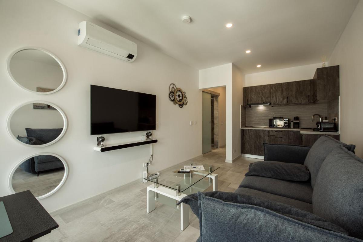 Fancy Penthouse Studio with Lakeview W10 - Housity