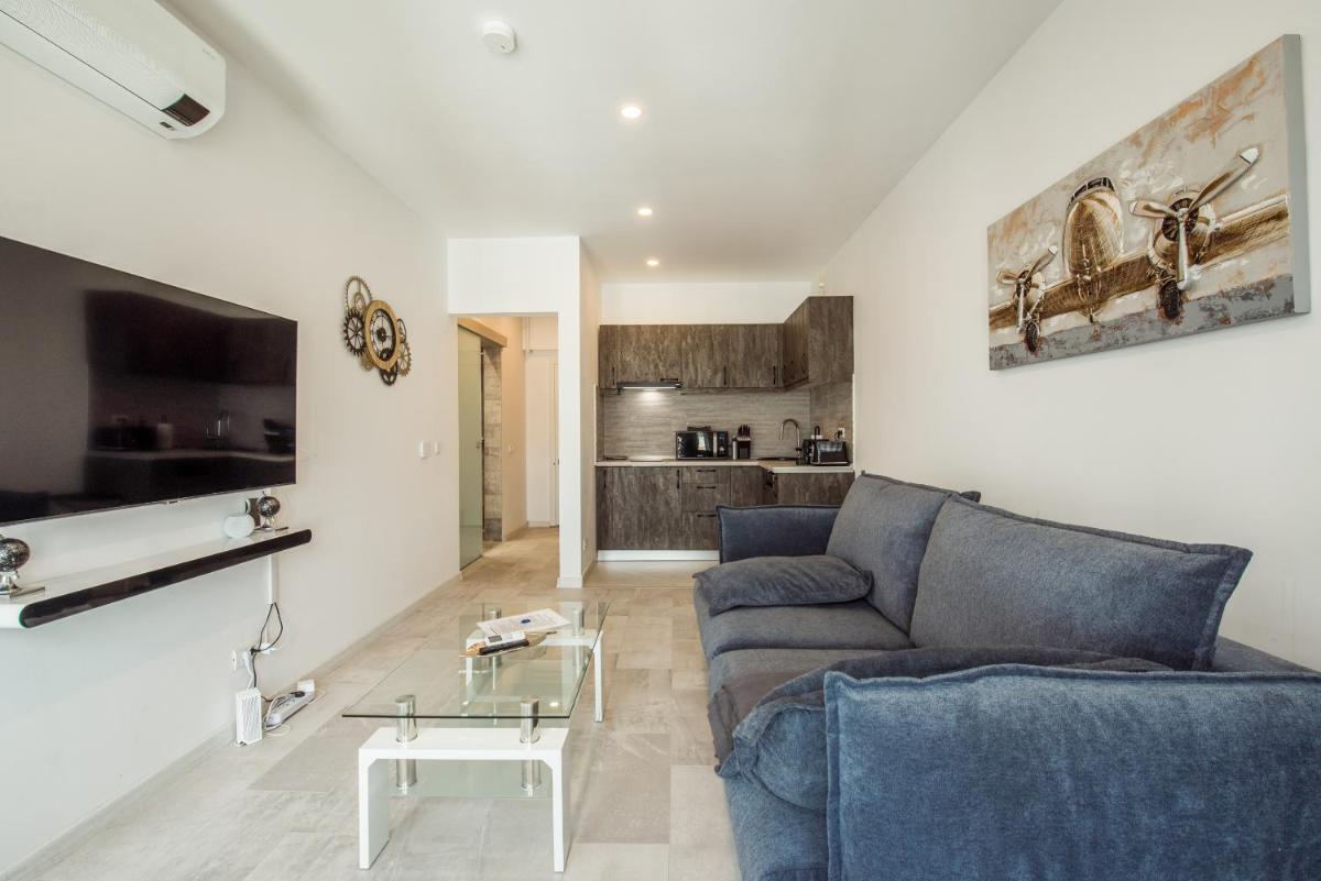 Fancy Penthouse Studio with Lakeview W10 - Housity