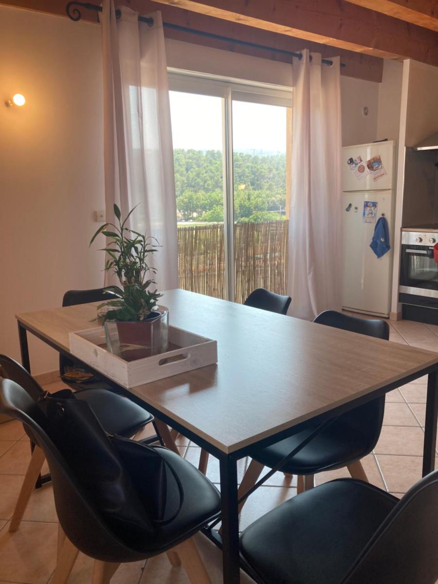 Chez Julie, appartement avec superbe vue au cœur d’un village provençal - Housity