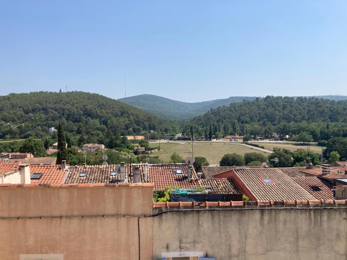 Chez Julie, appartement avec superbe vue au cœur d’un village provençal - Housity