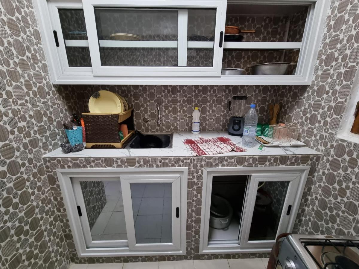 CHAMBRES PRIVEES CLIMATISEE ACCES DOUCHE -CUISINE-SALON - Housity
