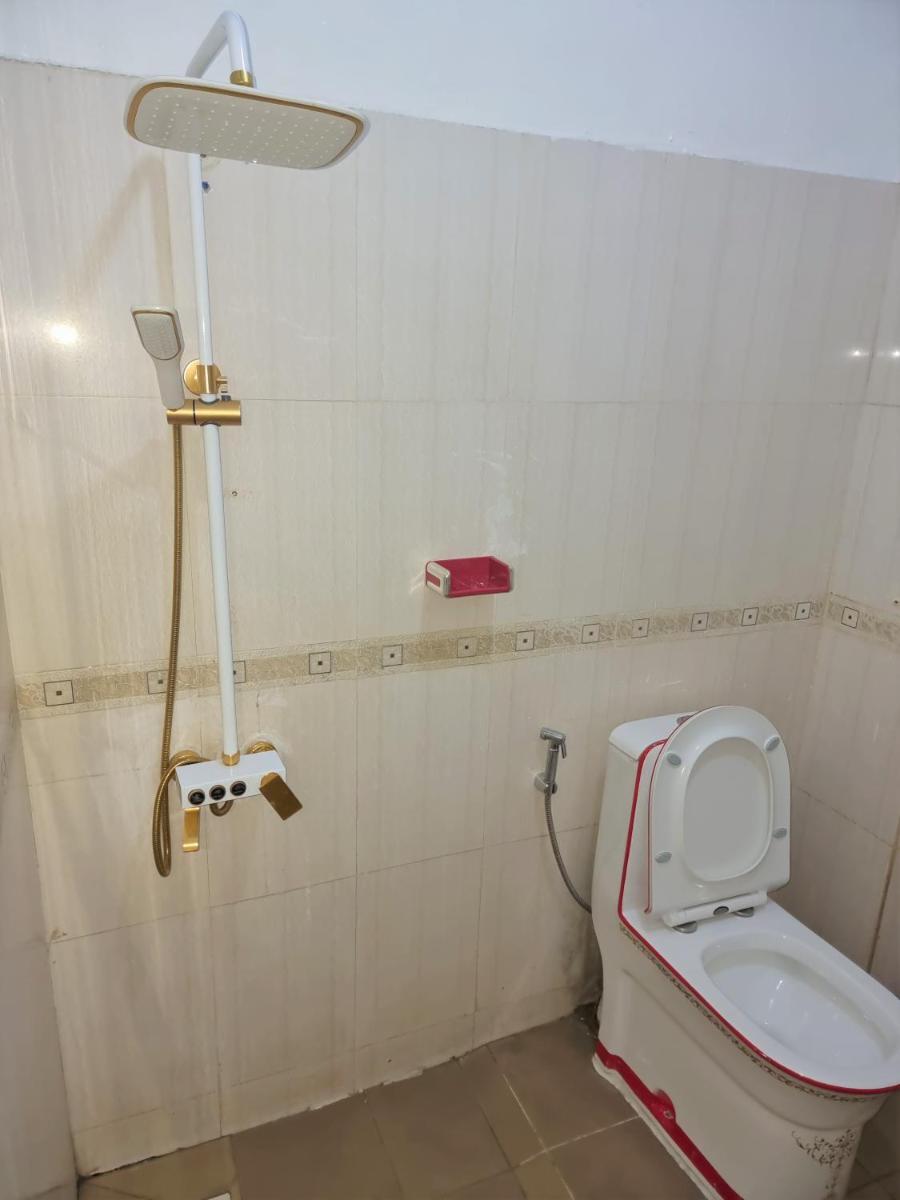 CHAMBRES PRIVEES CLIMATISEE ACCES DOUCHE -CUISINE-SALON - Housity