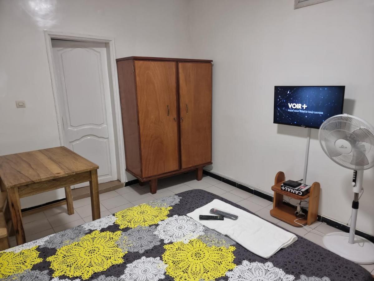 CHAMBRES PRIVEES CLIMATISEE ACCES DOUCHE -CUISINE-SALON - Housity