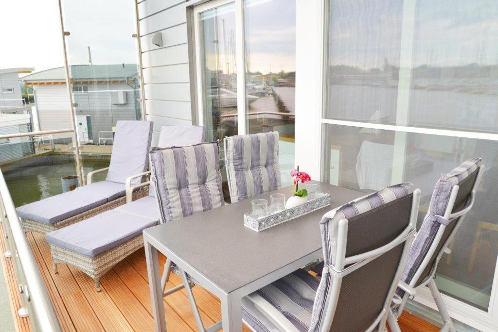 Ein Balkon oder eine Terrasse in der Unterkunft Schwimmende Häuser im BALTIC SEA RESORT