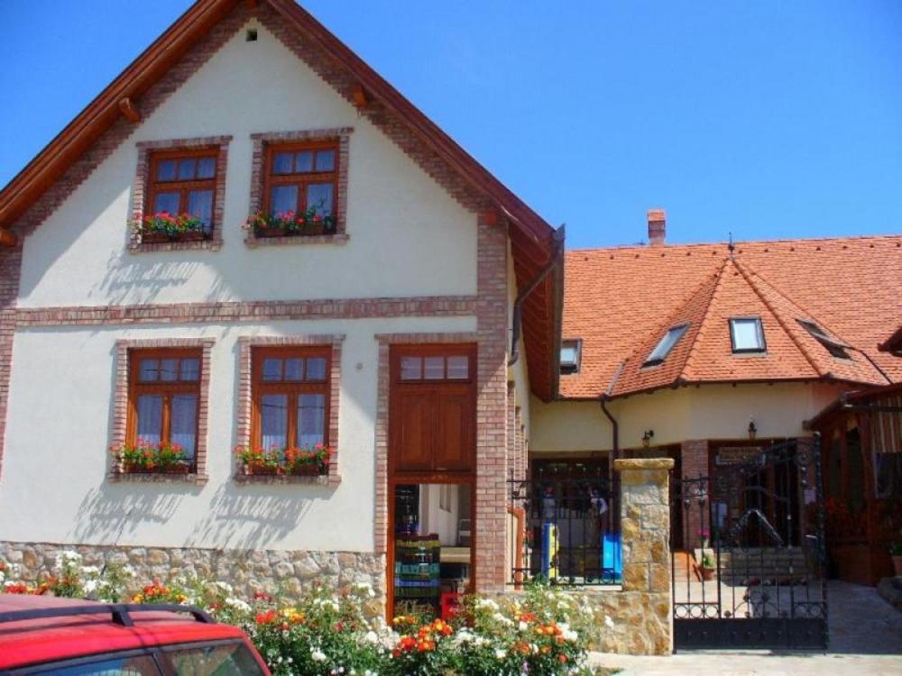 Szent Anna Étterem és Panzió - Housity