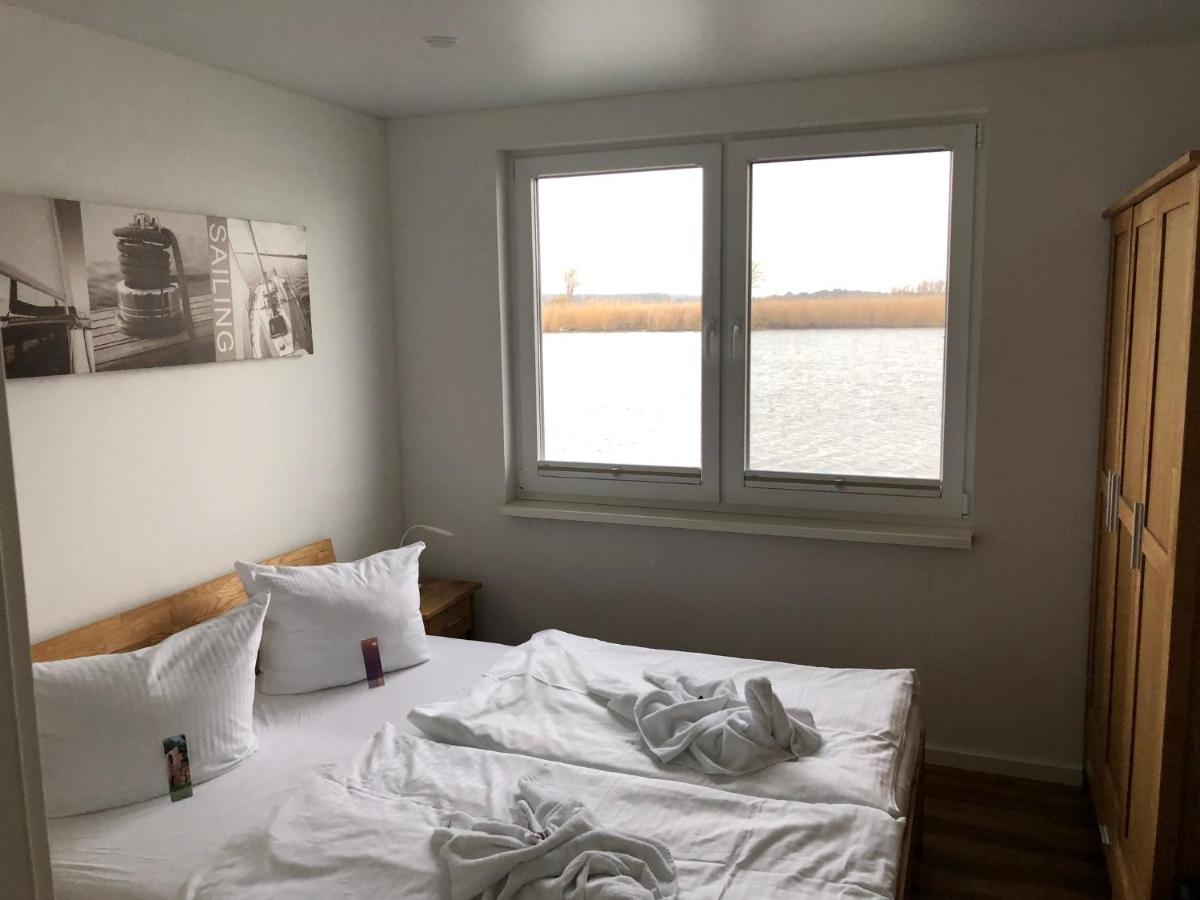 Ein Bett oder Betten in einem Zimmer der Unterkunft Schwimmende Häuser im BALTIC SEA RESORT