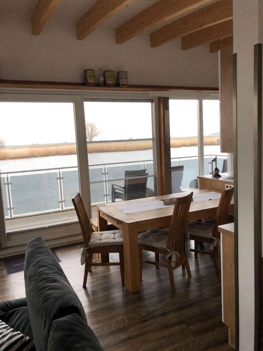 Ein Sitzbereich in der Unterkunft Schwimmende Häuser im BALTIC SEA RESORT