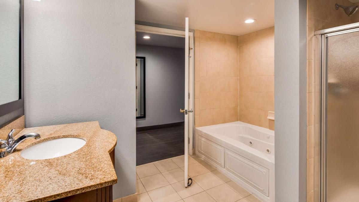 Best Western Plus Champaign/Urbana Inn - Housity