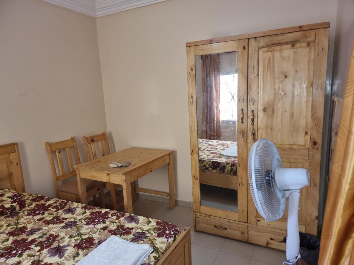 CHAMBRES PRIVEES CLIMATISEES-DOUCHES PERSONNELLES-NEFLIX-SALON - Housity