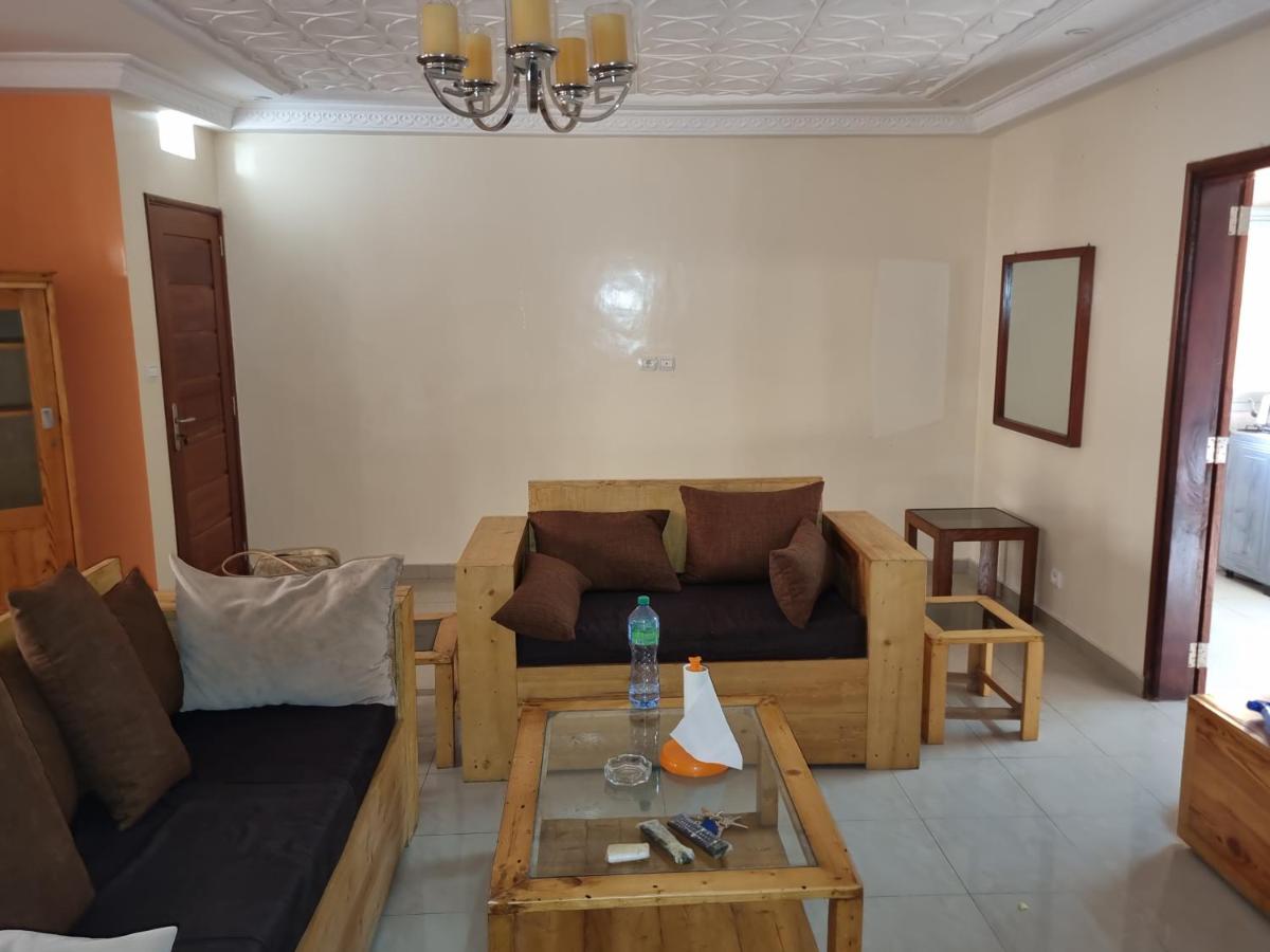 CHAMBRES PRIVEES CLIMATISEES-DOUCHES PERSONNELLES-NEFLIX-SALON - Housity