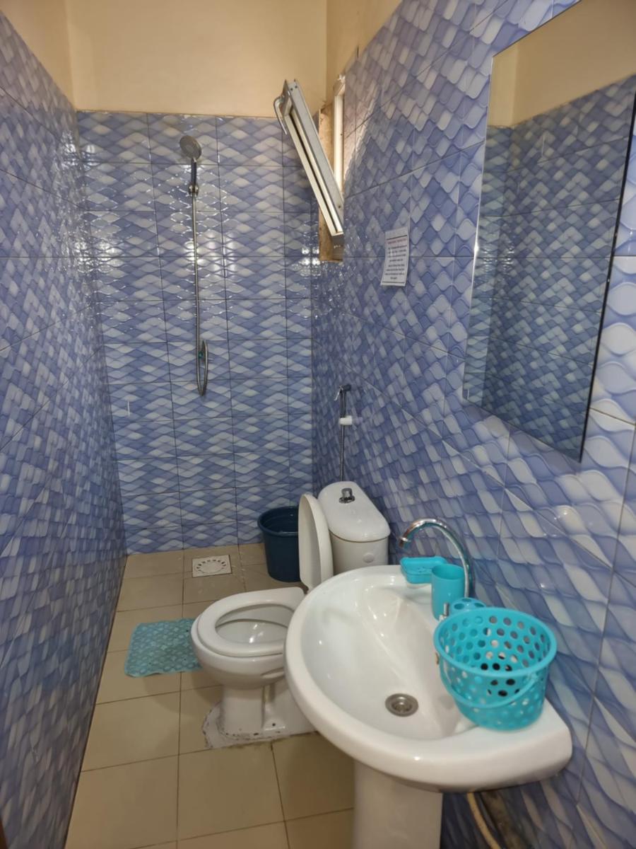 CHAMBRES PRIVEES CLIMATISEES-DOUCHES PERSONNELLES-NEFLIX-SALON - Housity