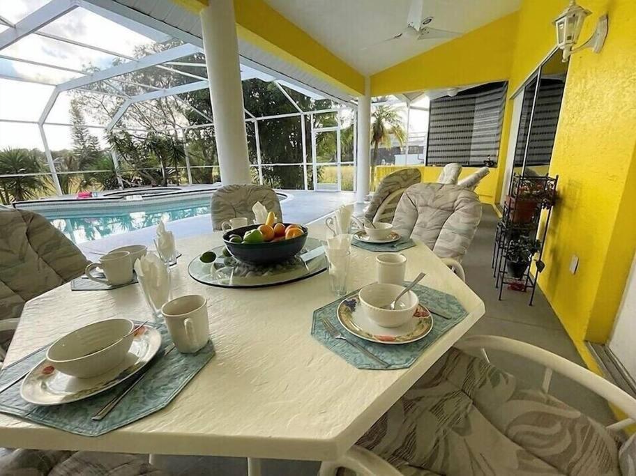 The Yellow Home amazing lake view - Housity