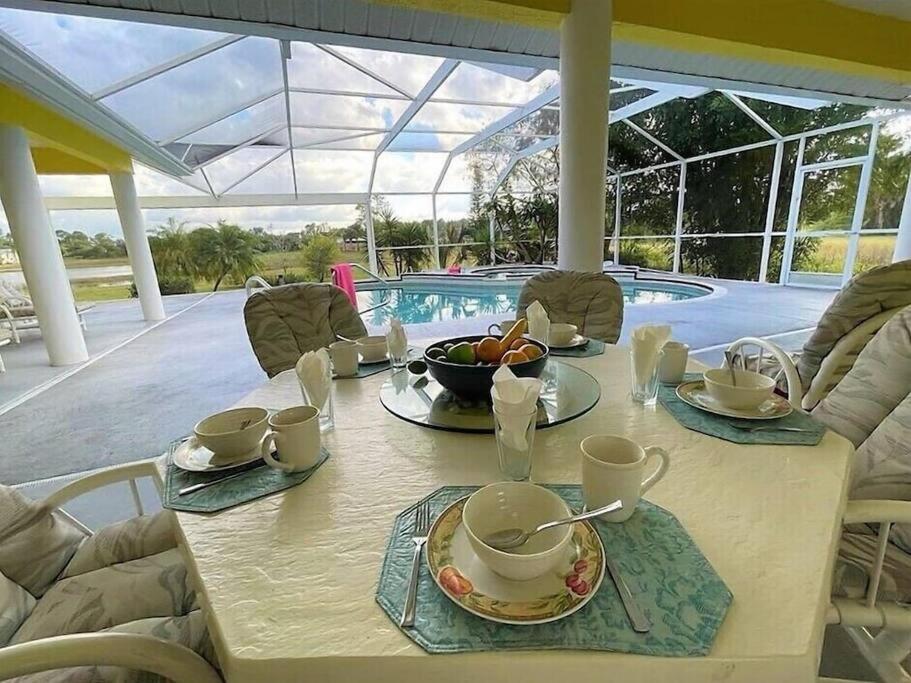 The Yellow Home amazing lake view - Housity