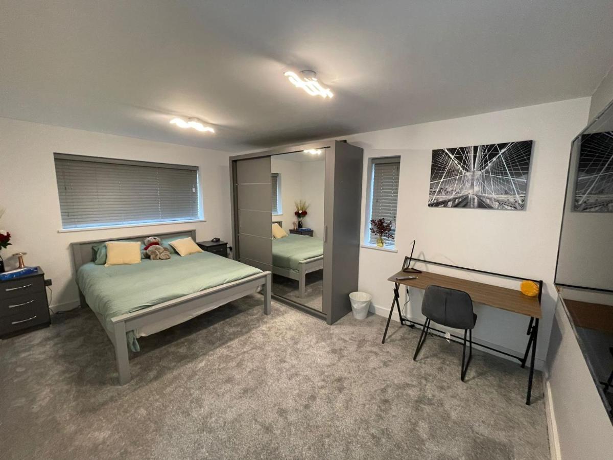 Cheerful 4 Bedroom luxury house with free parking - Housity