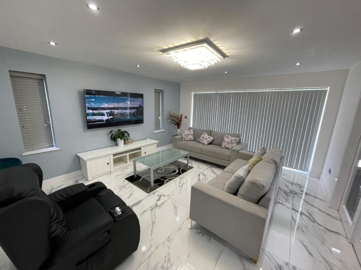 Cheerful 4 Bedroom luxury house with free parking - Housity