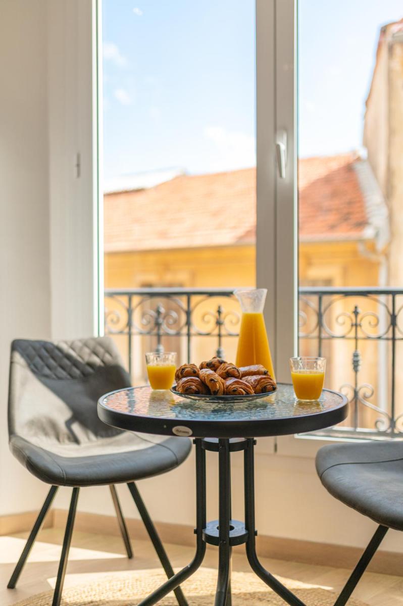 SPACIEUX STUDIO HAUT PLAFOND PROCHE MONACO - Housity