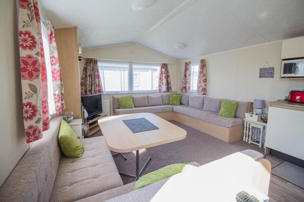 6 berth caravan with free WiFi for hire in Suffolk at Pakefield ref 68079CR - Housity