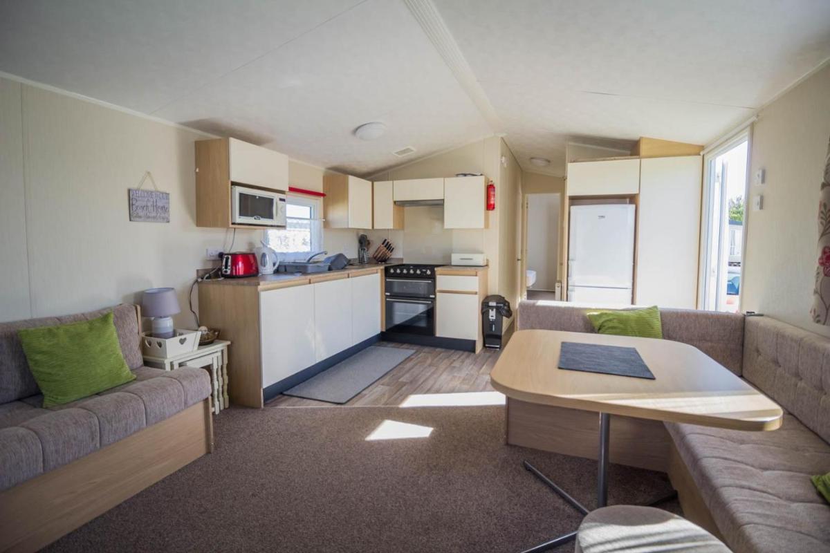 6 berth caravan with free WiFi for hire in Suffolk at Pakefield ref 68079CR - Housity