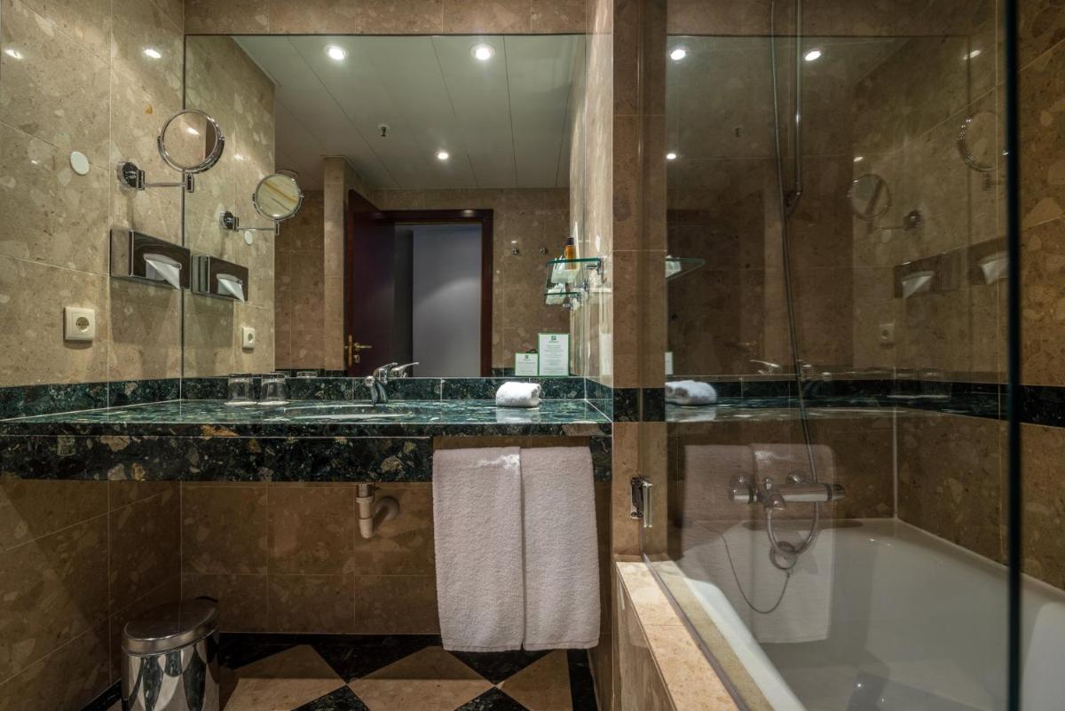 Uma casa de banho em Holiday Inn Porto Gaia by IHG