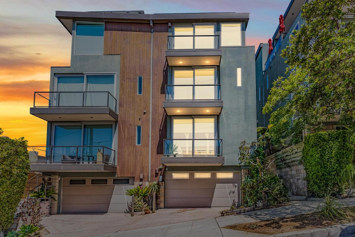 Modern and Spacious 3Br Townhome in Little Italy, San Diego - Housity