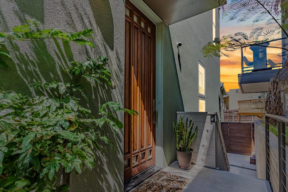 Modern and Spacious 3Br Townhome in Little Italy, San Diego - Housity