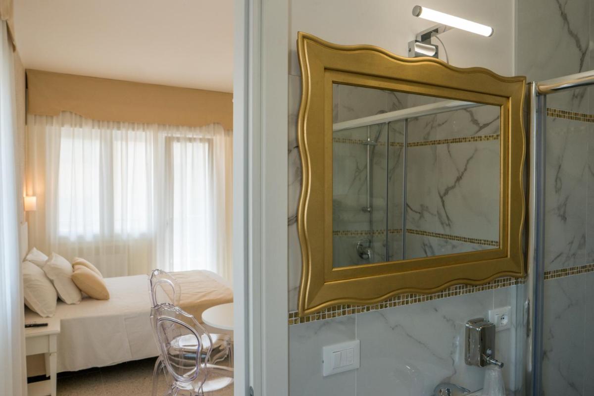 Guest House Train Station Venice - Atika & Atif - Housity