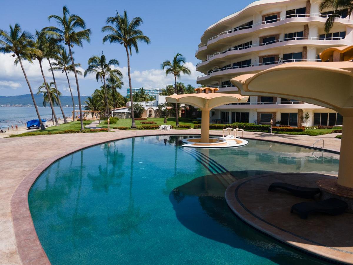 Ocean Front Condo with Pool Sleeps 6 Adults-Quinta del Mar 203 - Housity
