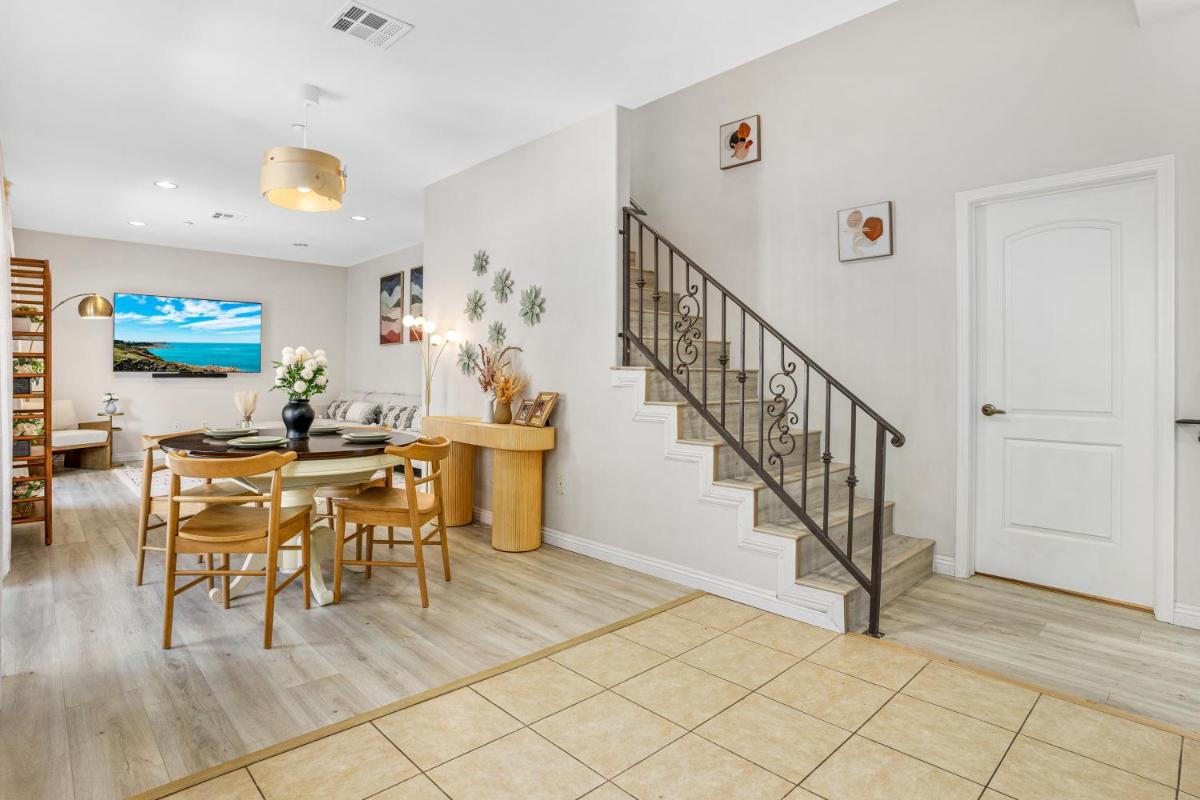 Designer House in downtown Fullerton - 9 mins to Disneyland - Housity