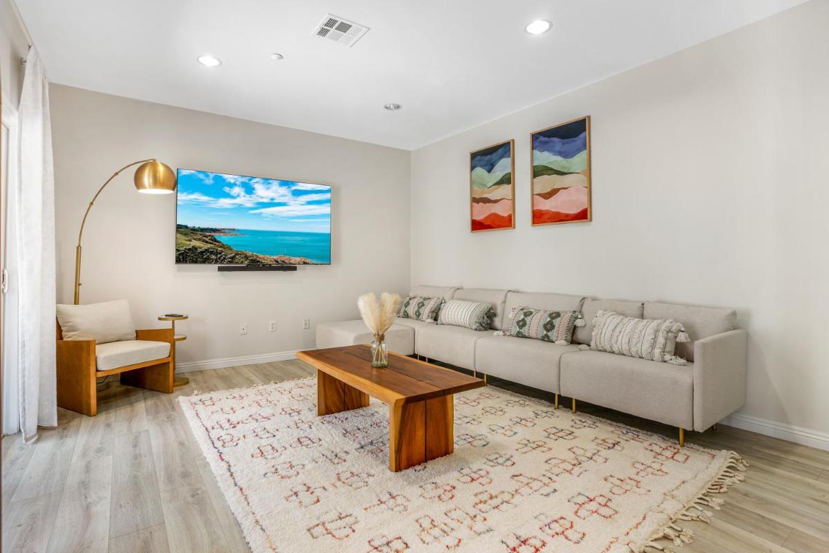Designer House in downtown Fullerton - 9 mins to Disneyland - Housity