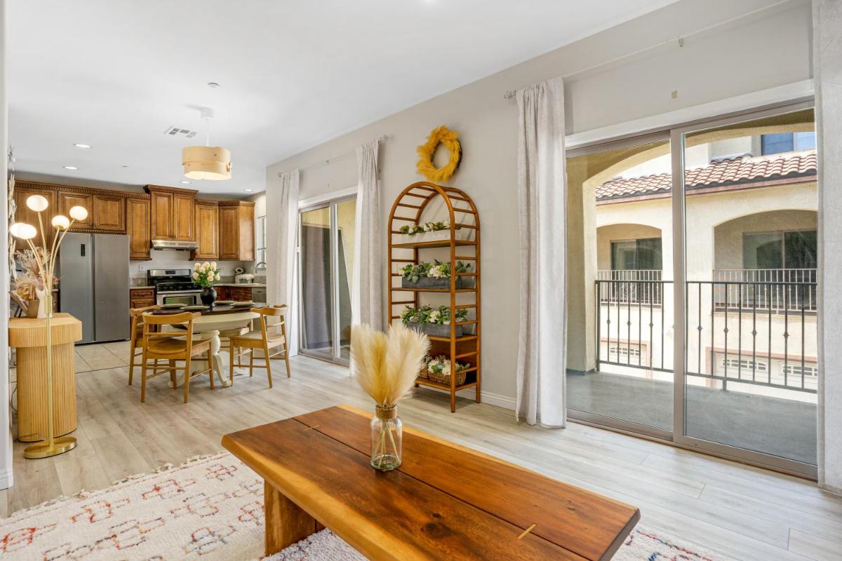 Designer House in downtown Fullerton - 9 mins to Disneyland - Housity