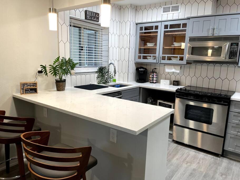 Home Away from Home Condo Downtown ATL 16th floor - Housity