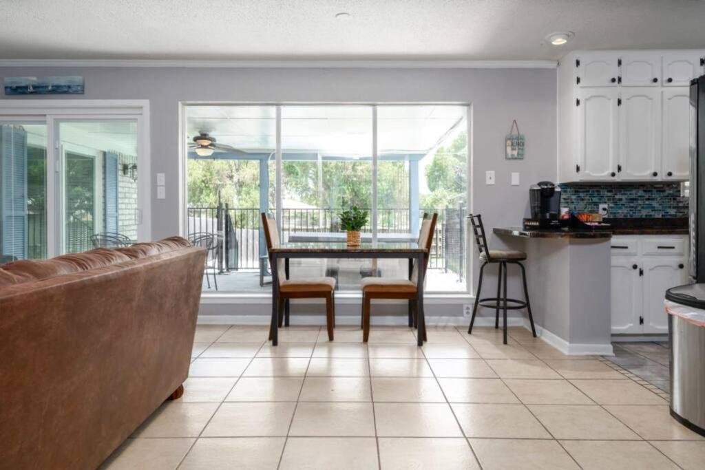 The Breezy Blue View with hot tub and pool - Housity
