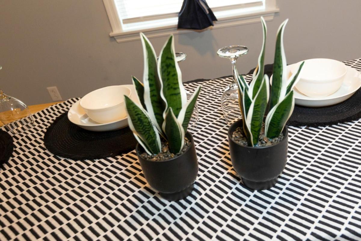 Peekskill Guesthouse-Downtown Modern Spotless Free Parking - Housity