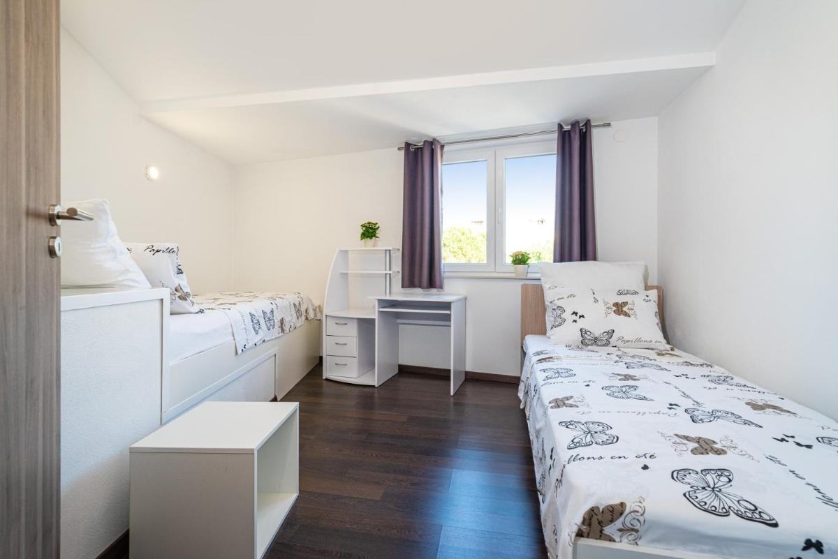 Holiday house with a parking space Nin, Zadar - 18143 - Housity