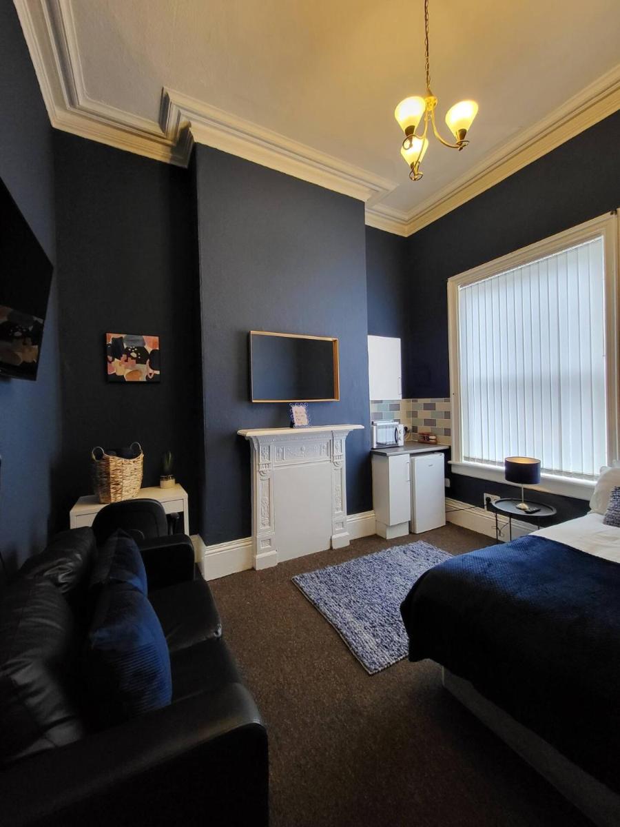 Large Digbeth Double Room Shared Bathroom - Housity