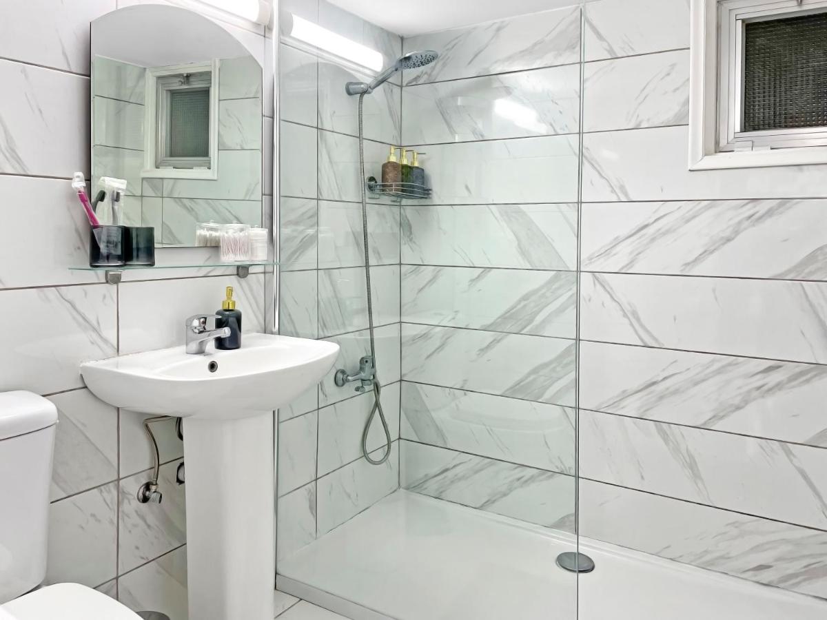 1BR Seaview Apt with community pool in center - Housity