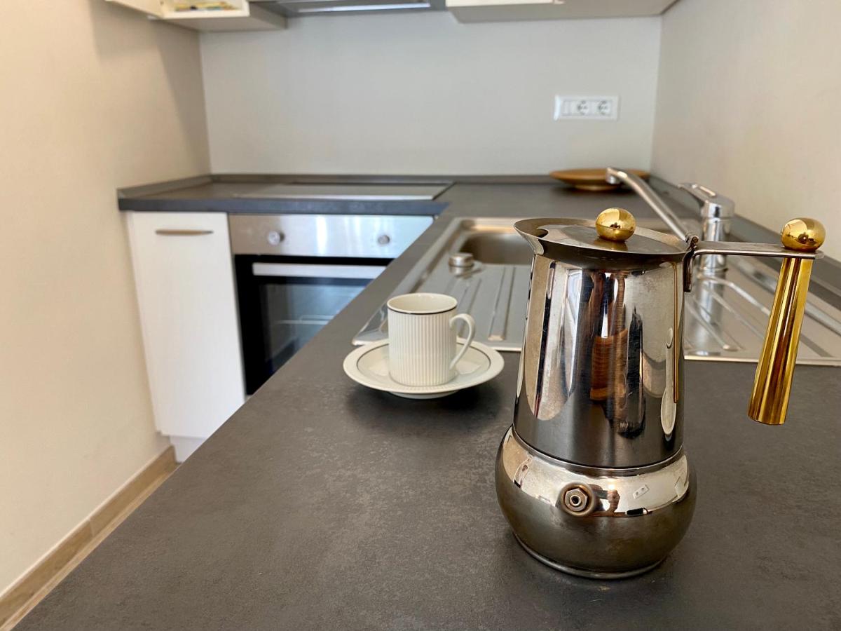 Bright studio apartment with free private parking - Housity