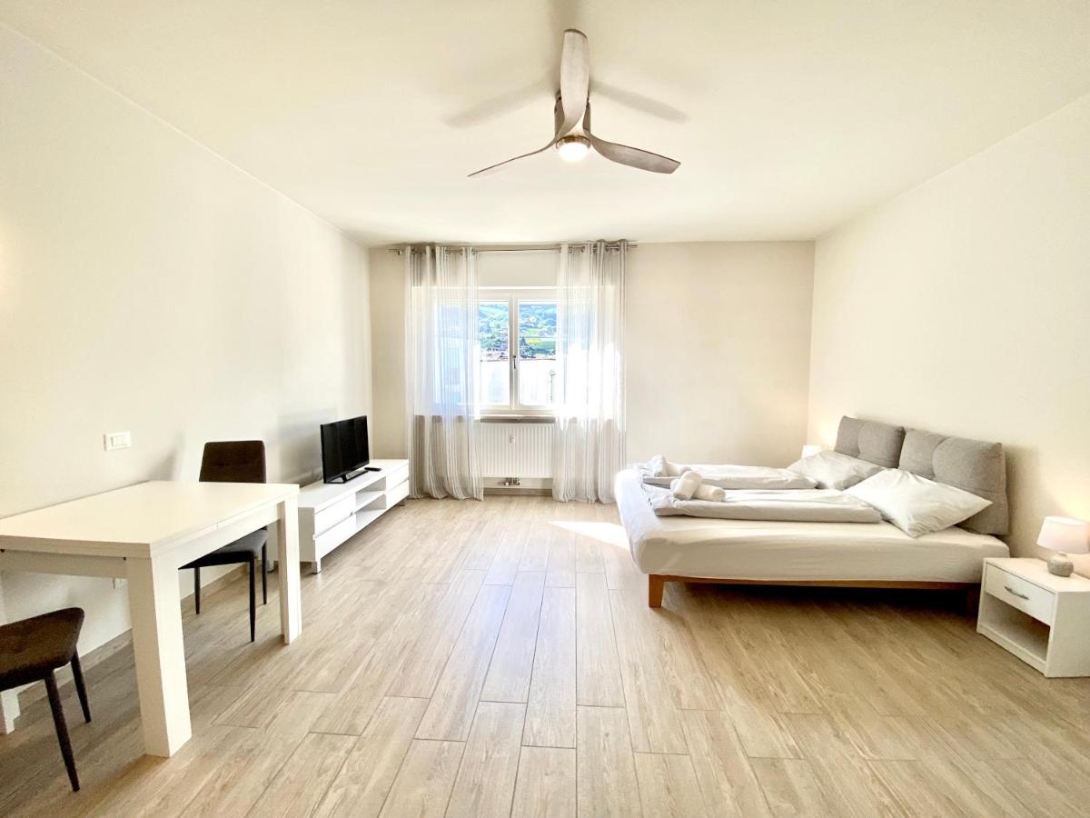 Bright studio apartment with free private parking - Housity