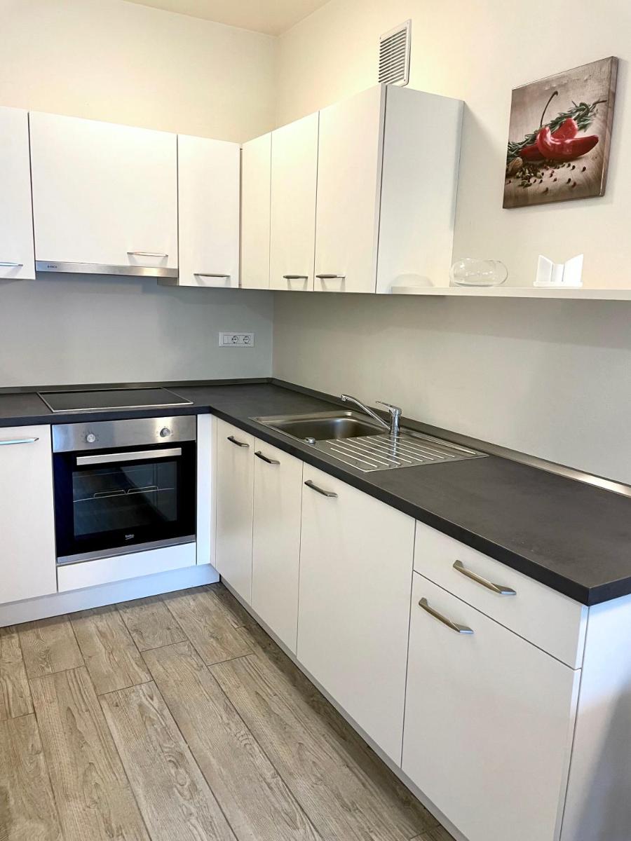 Bright studio apartment with free private parking - Housity