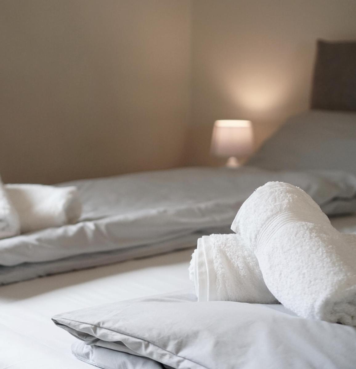 Bright studio apartment with free private parking - Housity