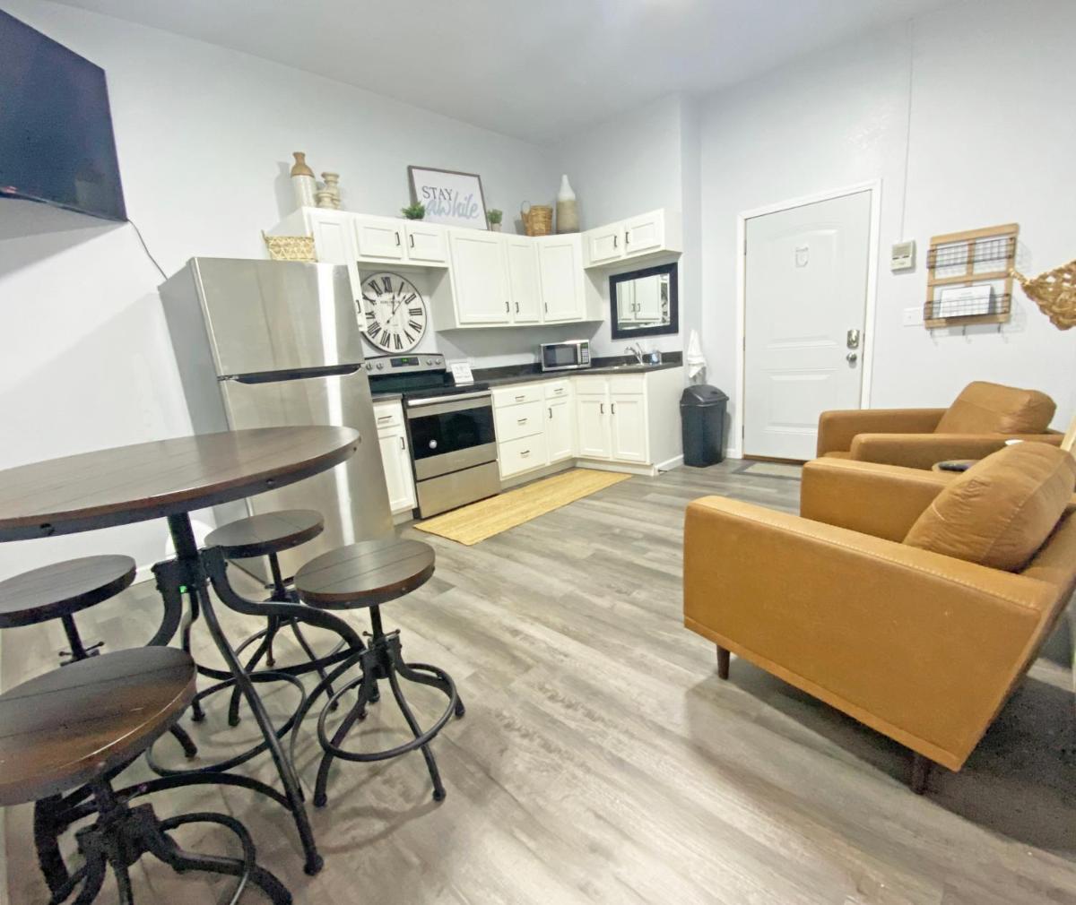 Bunkhouse On the Square* PETS WELCOME - Housity