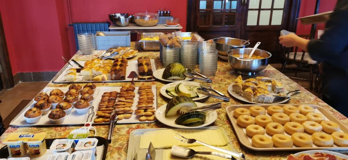 Comida en o cerca de este hotel