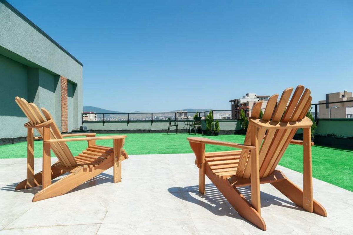 Epic 1 Bed unit-Huge Balcony area - Housity